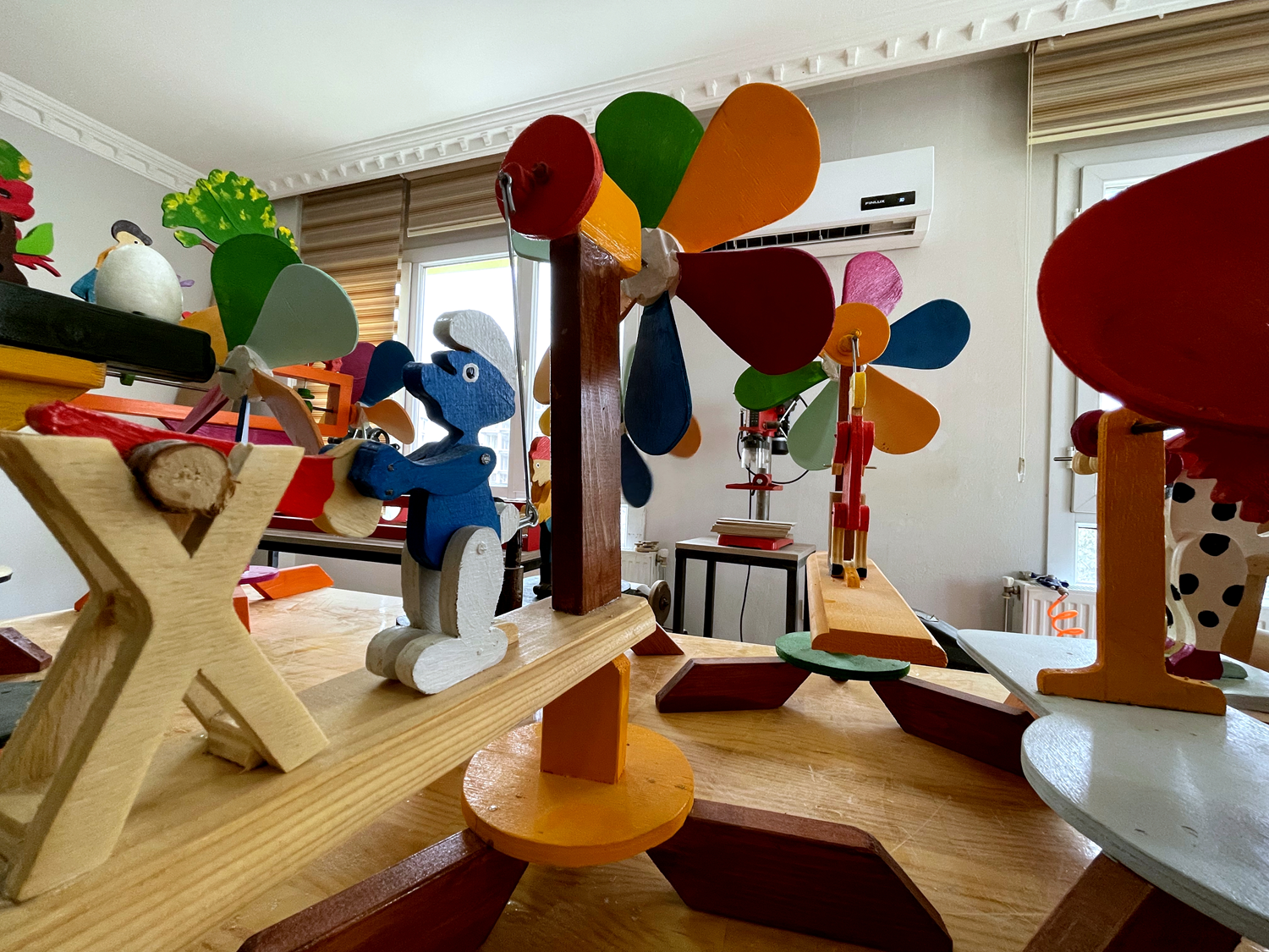 Ah�ap at�lyesinde e�itici oyuncak yap�yorlar