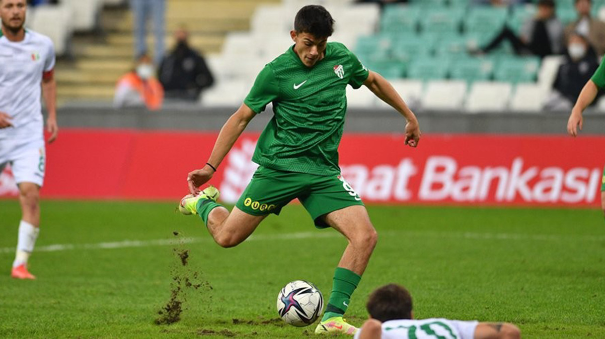 Bursaspor'un gen� yetene�i 6 ay sahalardan uzak kalacak