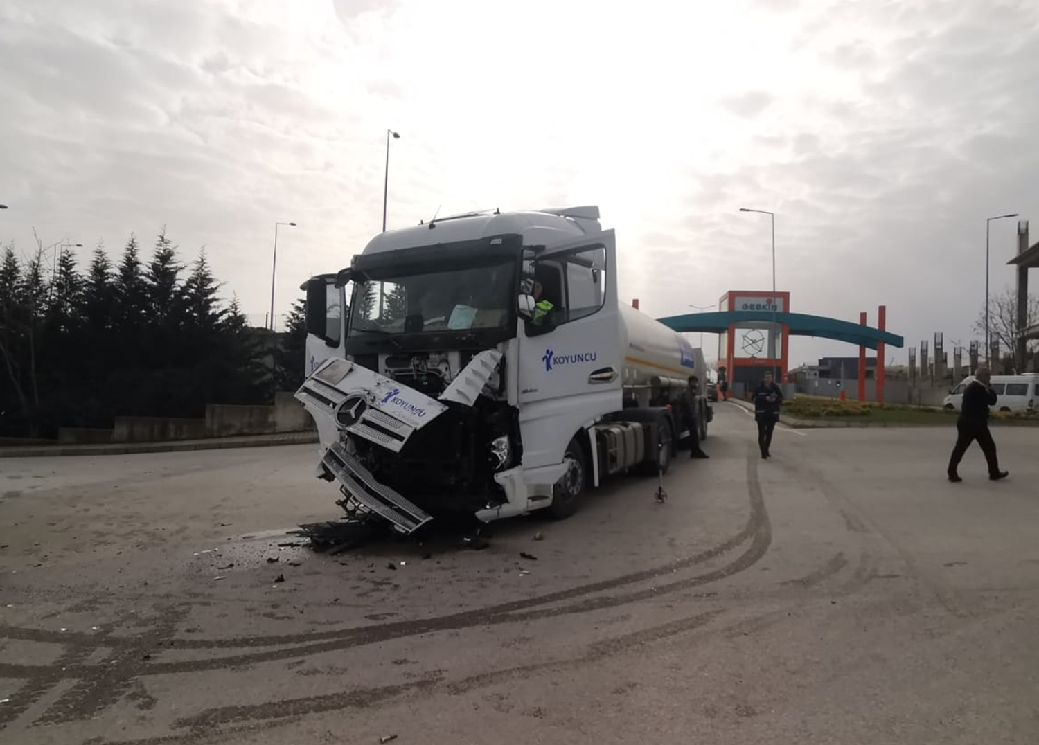 Gebze'de i��i servisi TIR'la �arp��t�
