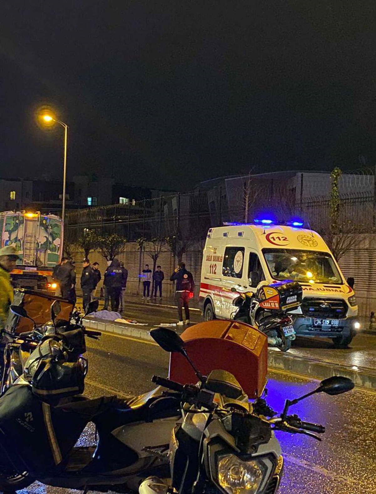 Sancaktepe'de ��p kamyonuna �arpan motorlu kurye hayat�n� kaybetti