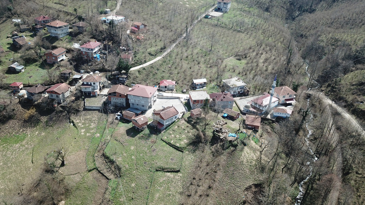 Heyelan sebebiyle y�zlerce ev nakledilecek