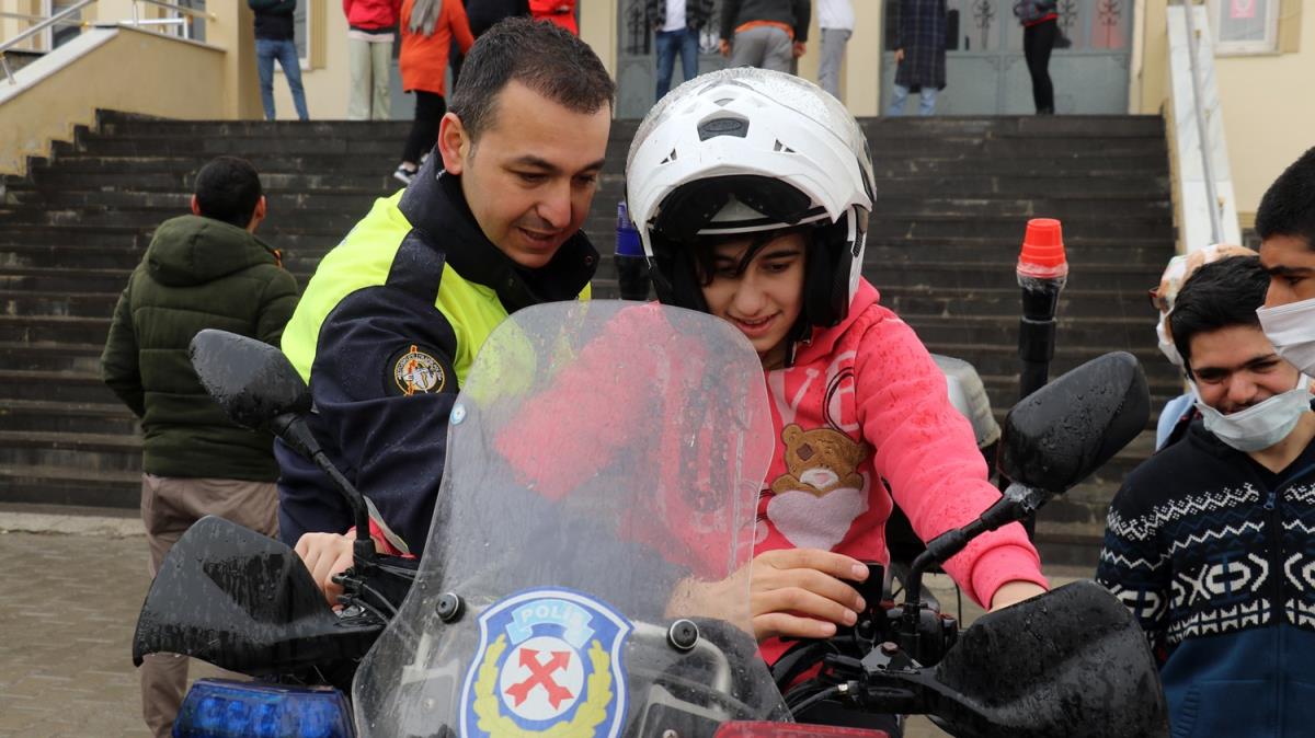 Ar'da polis ekipleri, zel ocuklar okullarnda ziyaret edip hediye vererek gnllerini ald