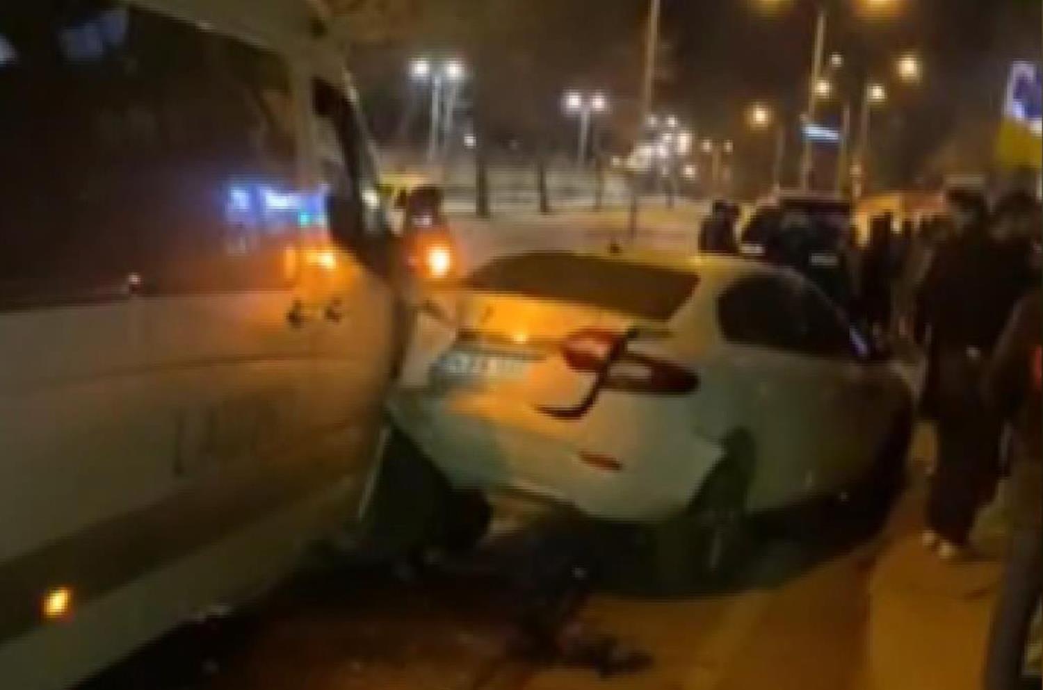 Sultanbeyli'de park halindeki ara�lara �arpan minib�s kamerada