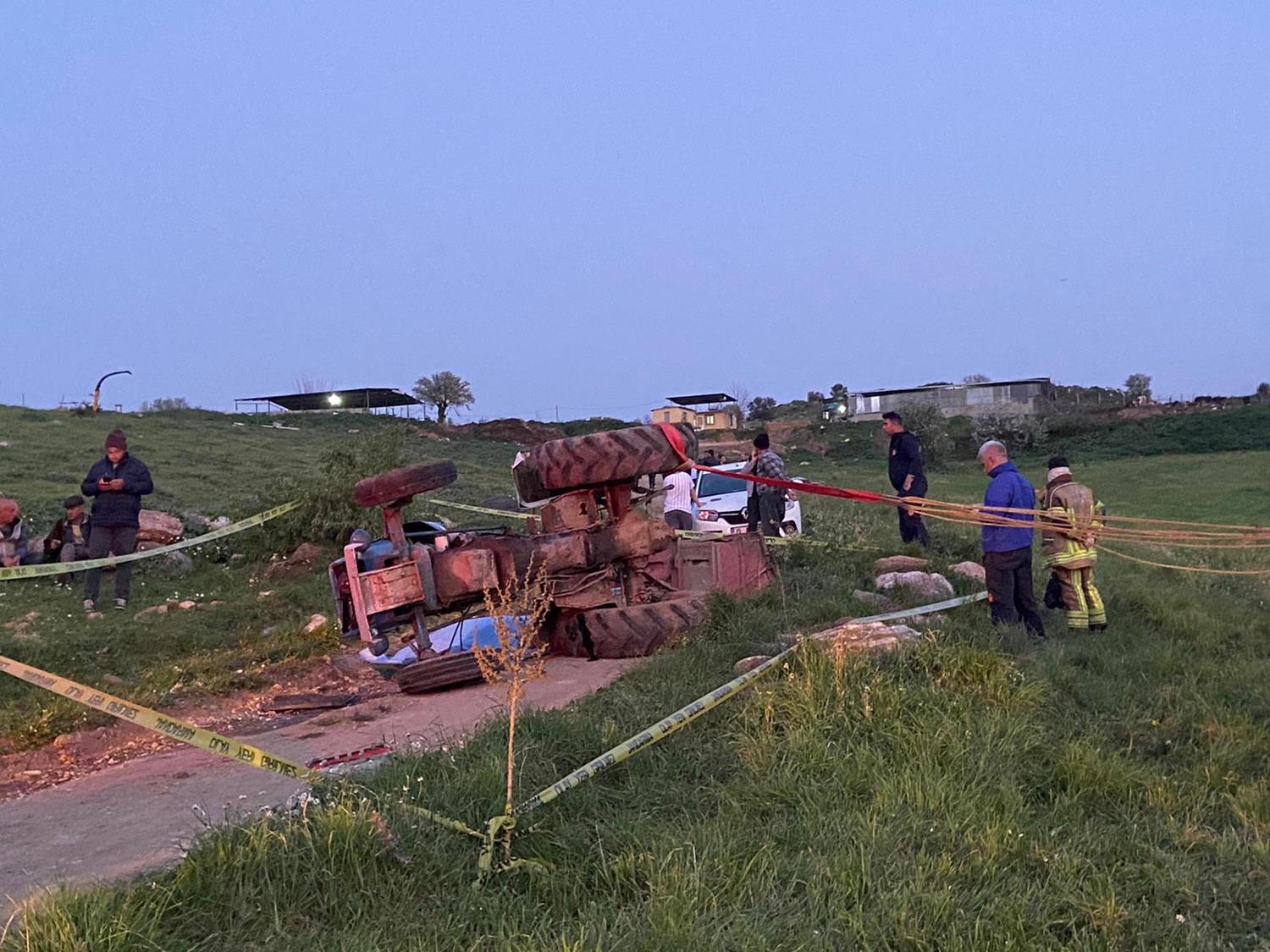Trakt�r�n alt�nda kalarak can verdiler