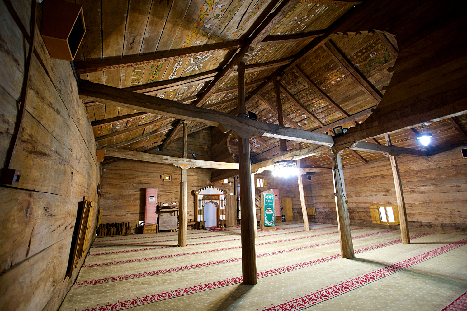 816 y�l �nce in�a edilen ah�ap cami y�llara meydan okuyor