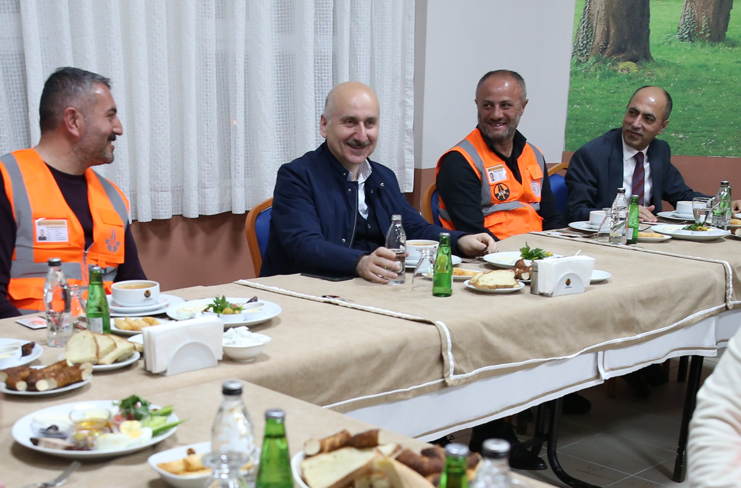 Bakan Karaismailo�lu, Bolu Da��'nda Karayollar� i��ileriyle sahur yapt�