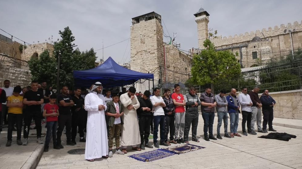 Binlerce M�sl�man, Ramazan ay�n�n ilk cumas�nda �brahim Camii'ne ak�n etti