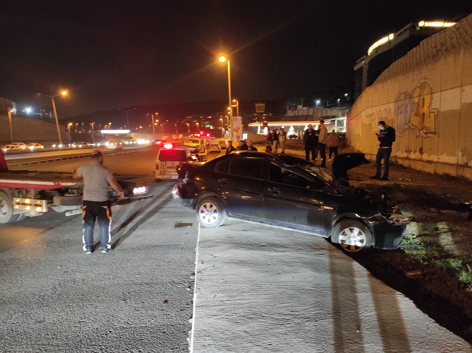 �ekmek�y'de y�ksekten yan yola d��en ara�taki iki ki�i yaraland�