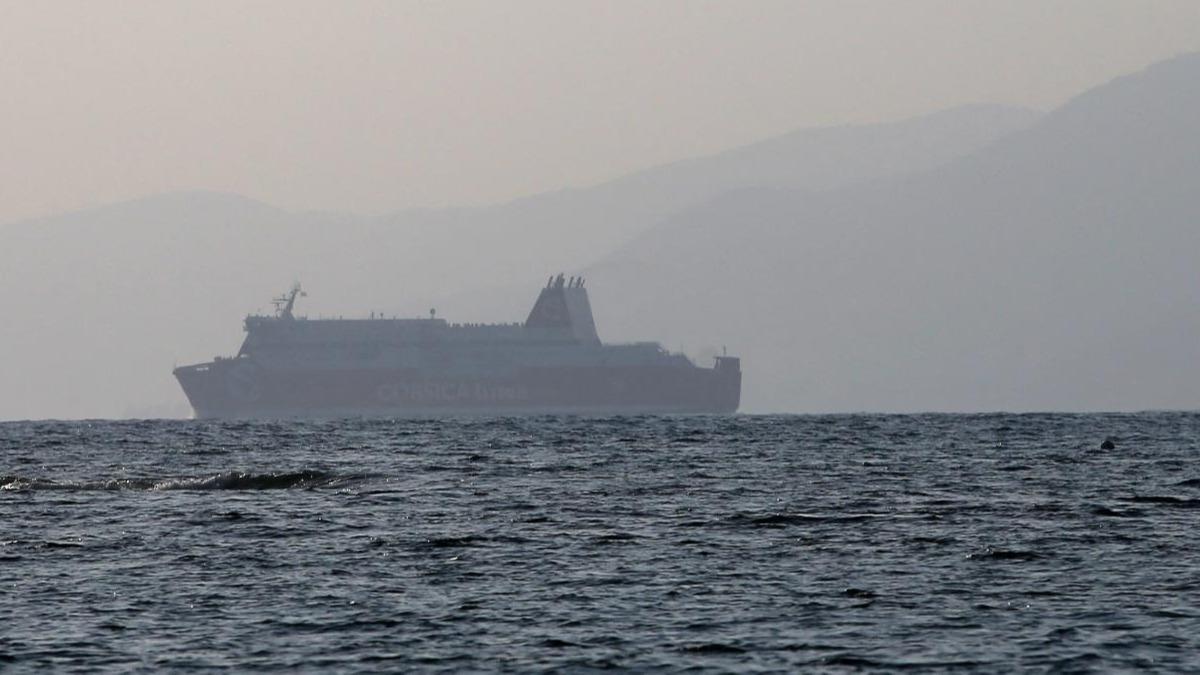 Cezayir Liman'nda yolcu gemisi ile petrol tankeri arpt