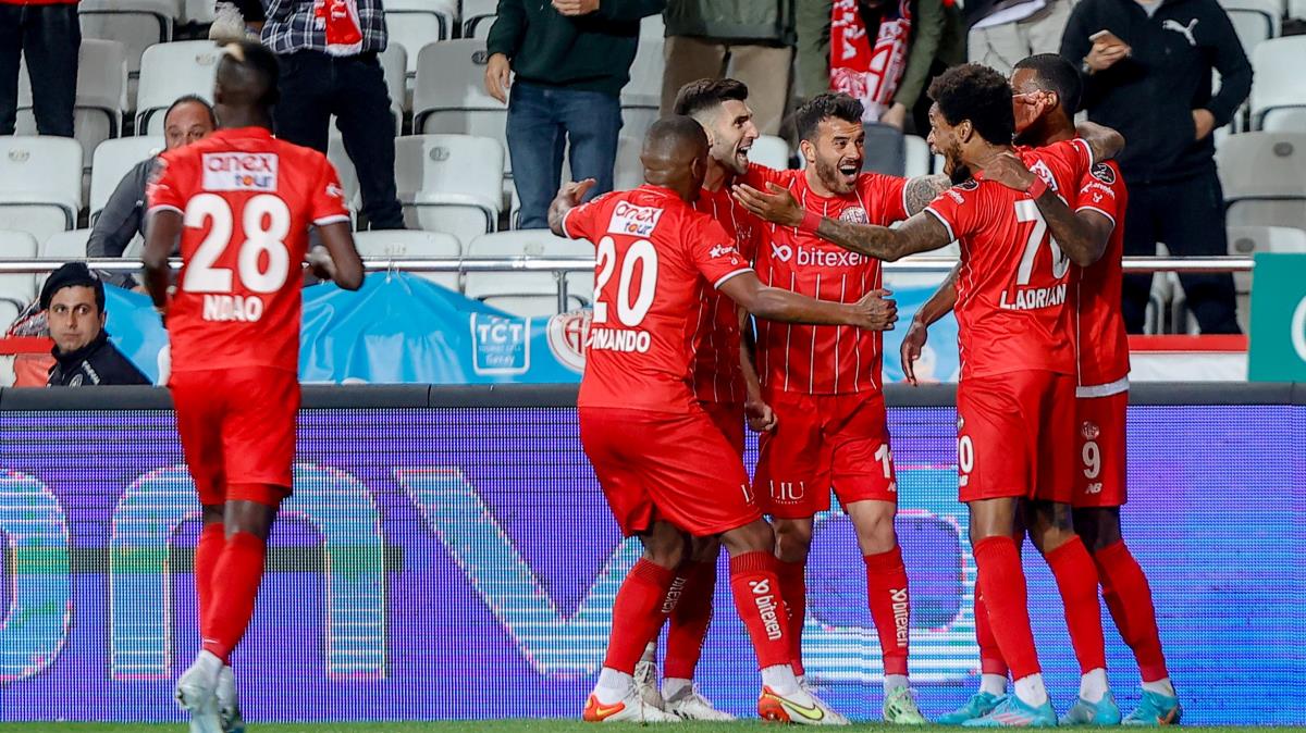 Antalyaspor evinde Hatayspor'u 4 golle devirdi
