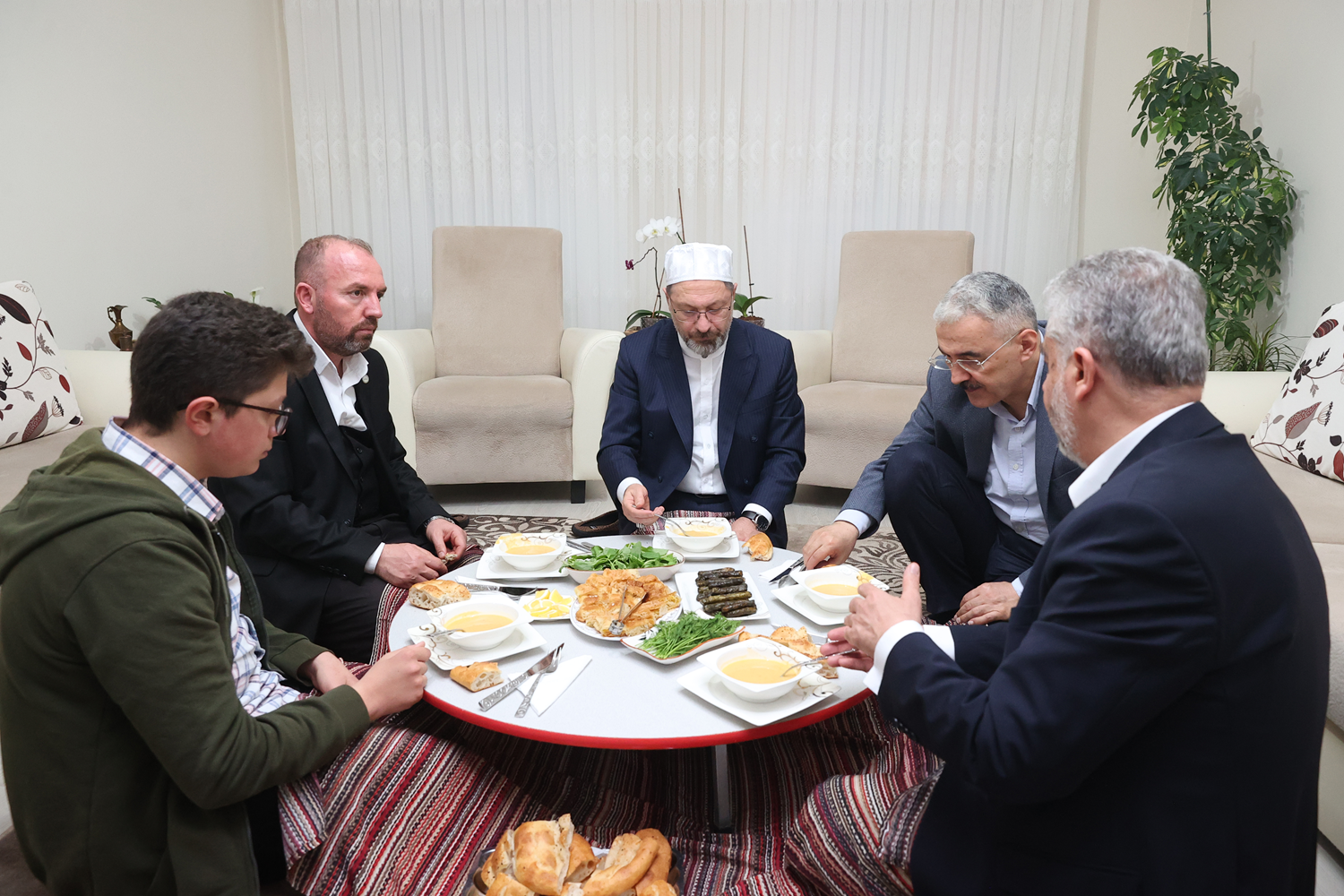 Diyanet ��leri Ba�kan� ve e�i imam hatibin evinde sahur yapt�