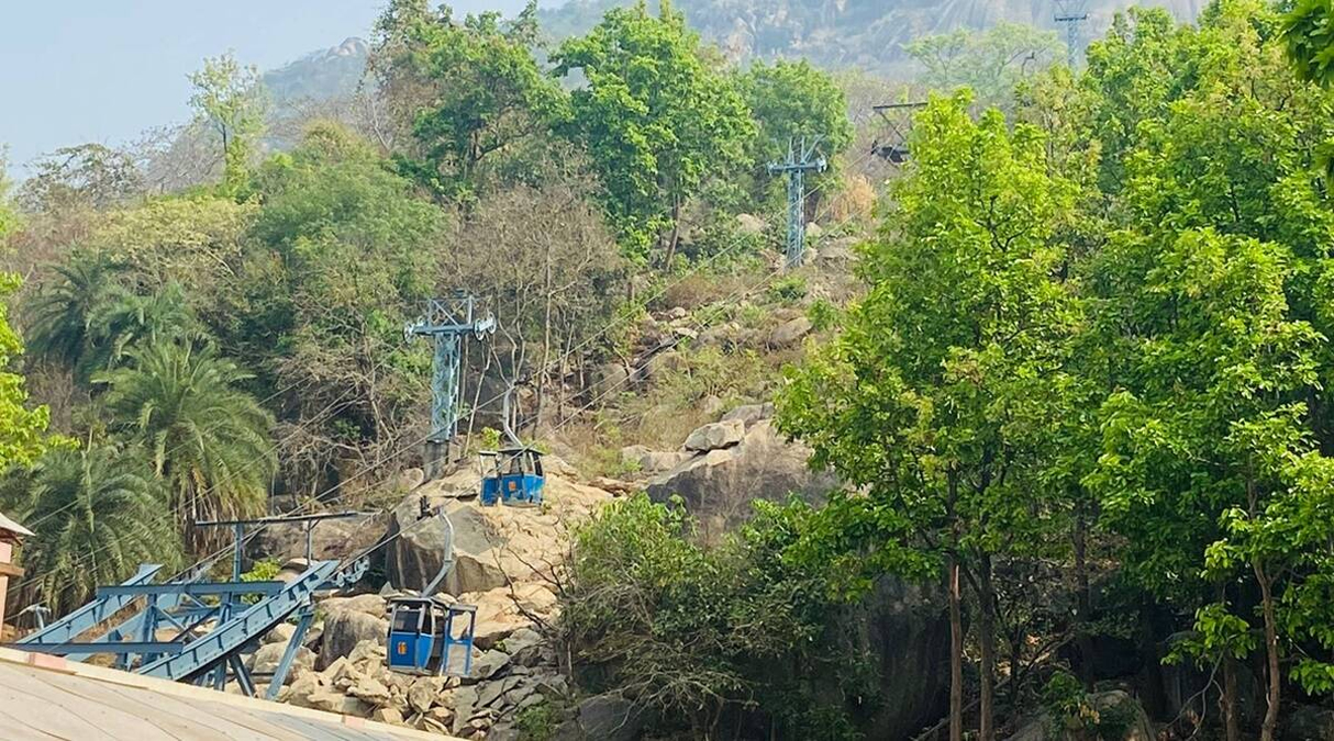 Hindistan'da teleferik facias�: 1 ki�i �ld�, onlarca ki�i havada mahsur kald�