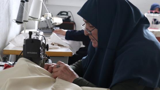 Kadınlar el sanatları kurslarıyla hem gelir elde ediyor hem sosyalleşiyor