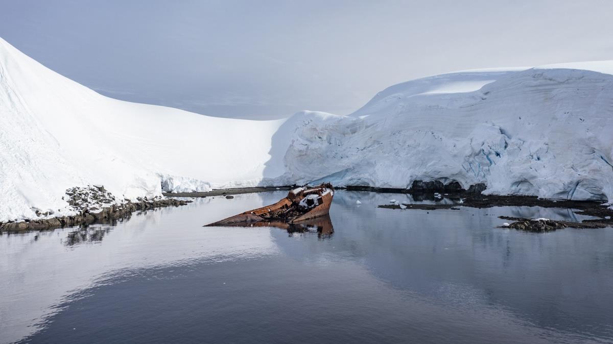 Antarktika'daki batk gemisi turistlerin ve bilim insanlarnn ilgisini ekiyor