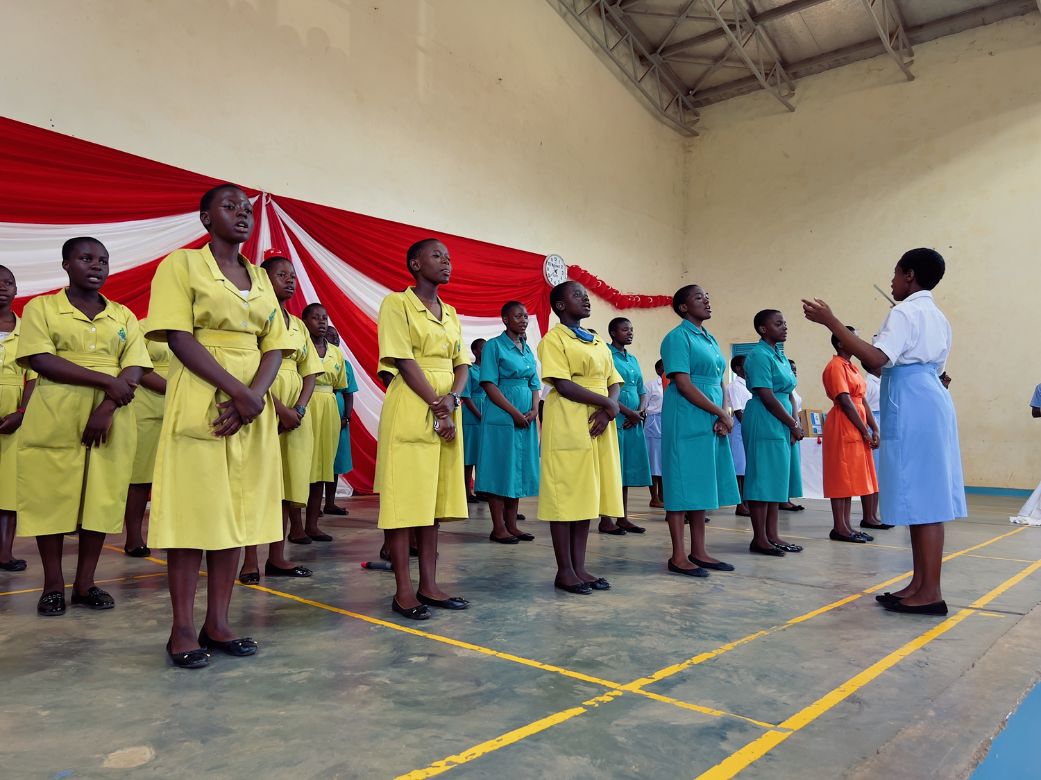 T�rk hay�rseverlerin deste�i Uganda'da Kovid-19'un e�itimde a�t��� yaralar� sar�yor