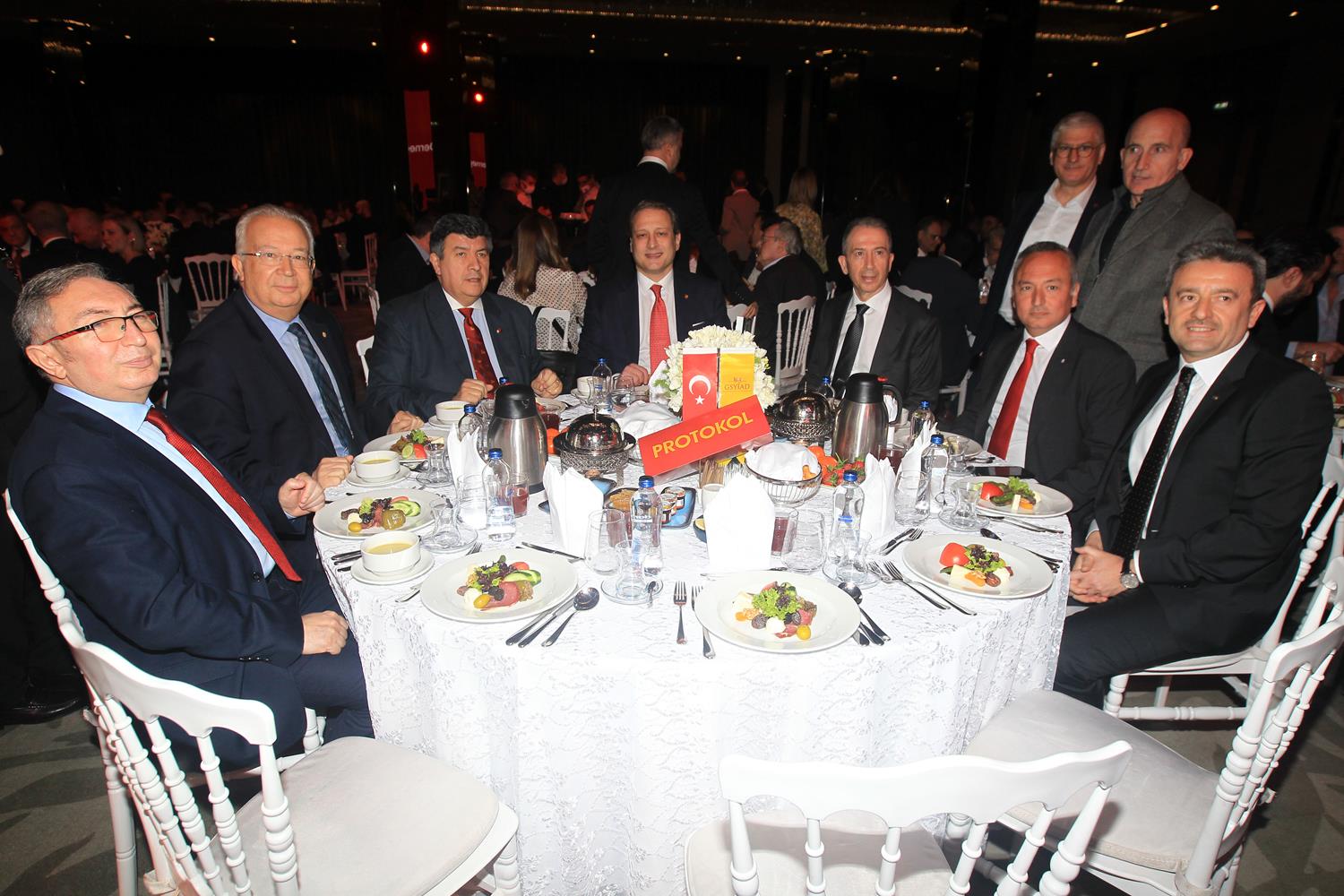 Galatasaray'da ba�kanlar 1905 GSY�AD'�n iftar yeme�inde bir araya geldi