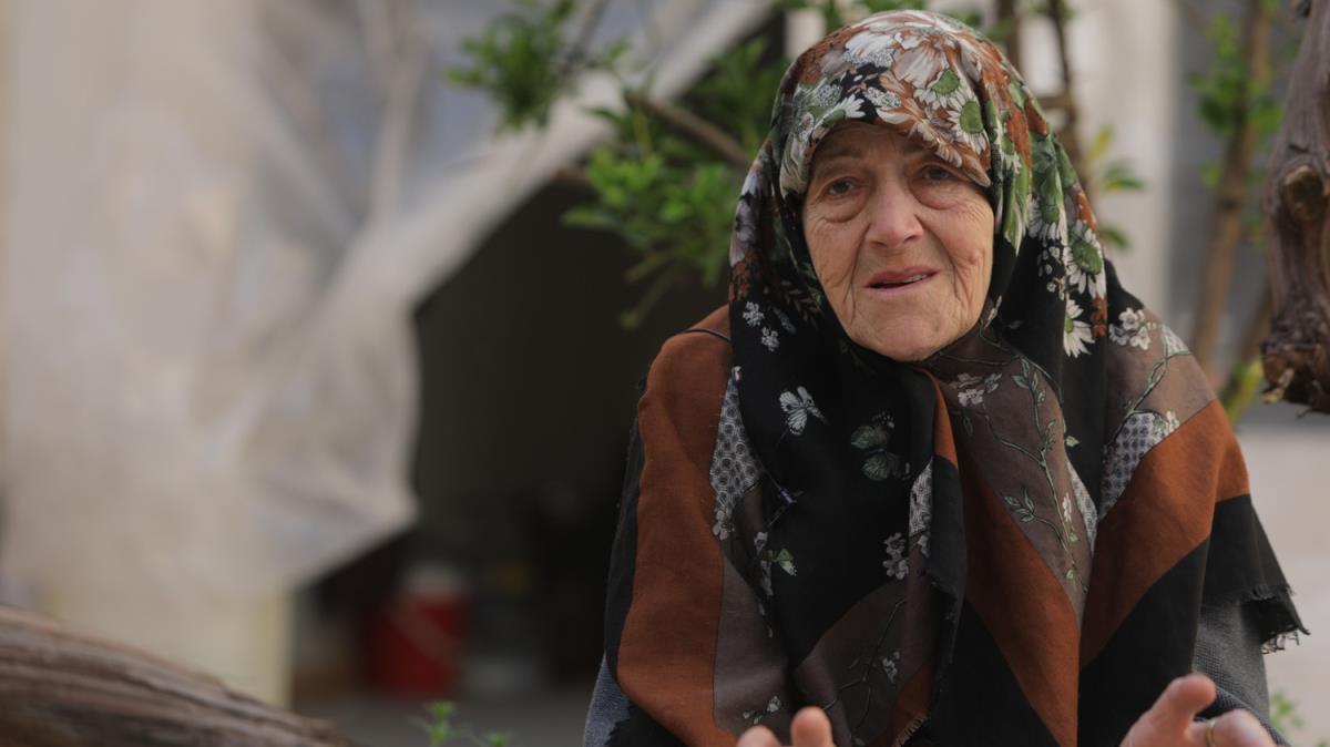 85 yandaki kadn Suriye'de ei ve 5 olunu savaa kurban verdi... Kaps ve penceresi olmayan evde yaam sava veriyor