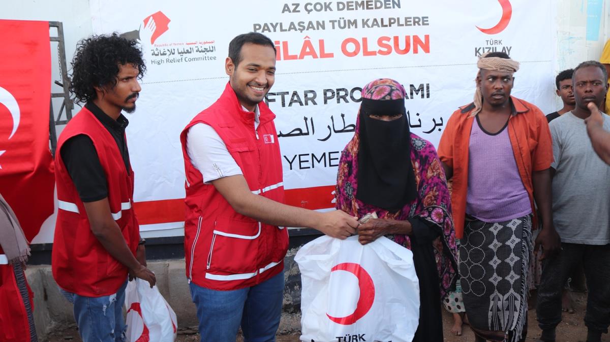 Trk Kzlay Yemen'de yerinden edilmi 750 snmacya iftar verdi