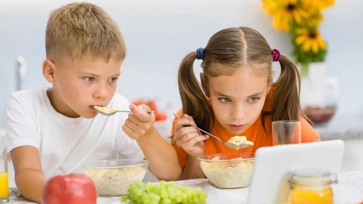 Uzmanlar, beslenme konusunda aileleri uyard: Tabletle yemek yemek ocuklarda obezite nedeni