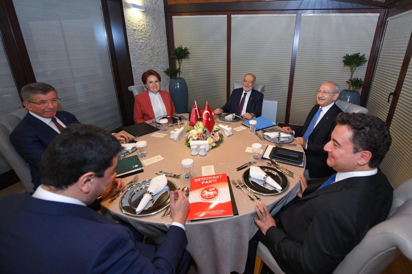 '6'l� Masa'da derin �atlak: Siz giderseniz Ak�ener de gider