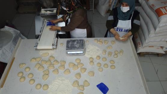 Annelerinden öğrendikleri 'mayalı ekmek'leri yaparak gelir sağlıyorlar