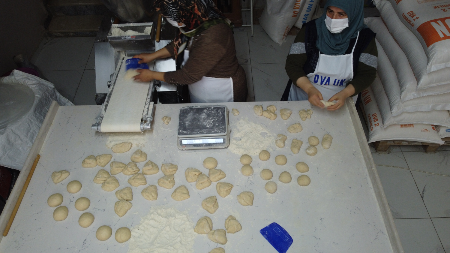 Annelerinden ��rendikleri 'mayal� ekmek'leri yaparak gelir sa�l�yorlar