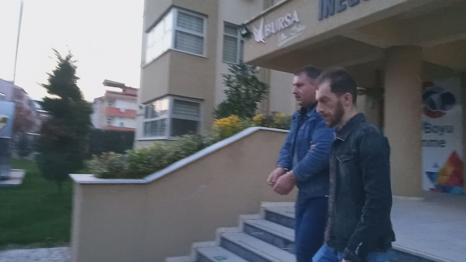 Bursa'da ehliyet snavnda kopya ekmeye alan kii yakaland