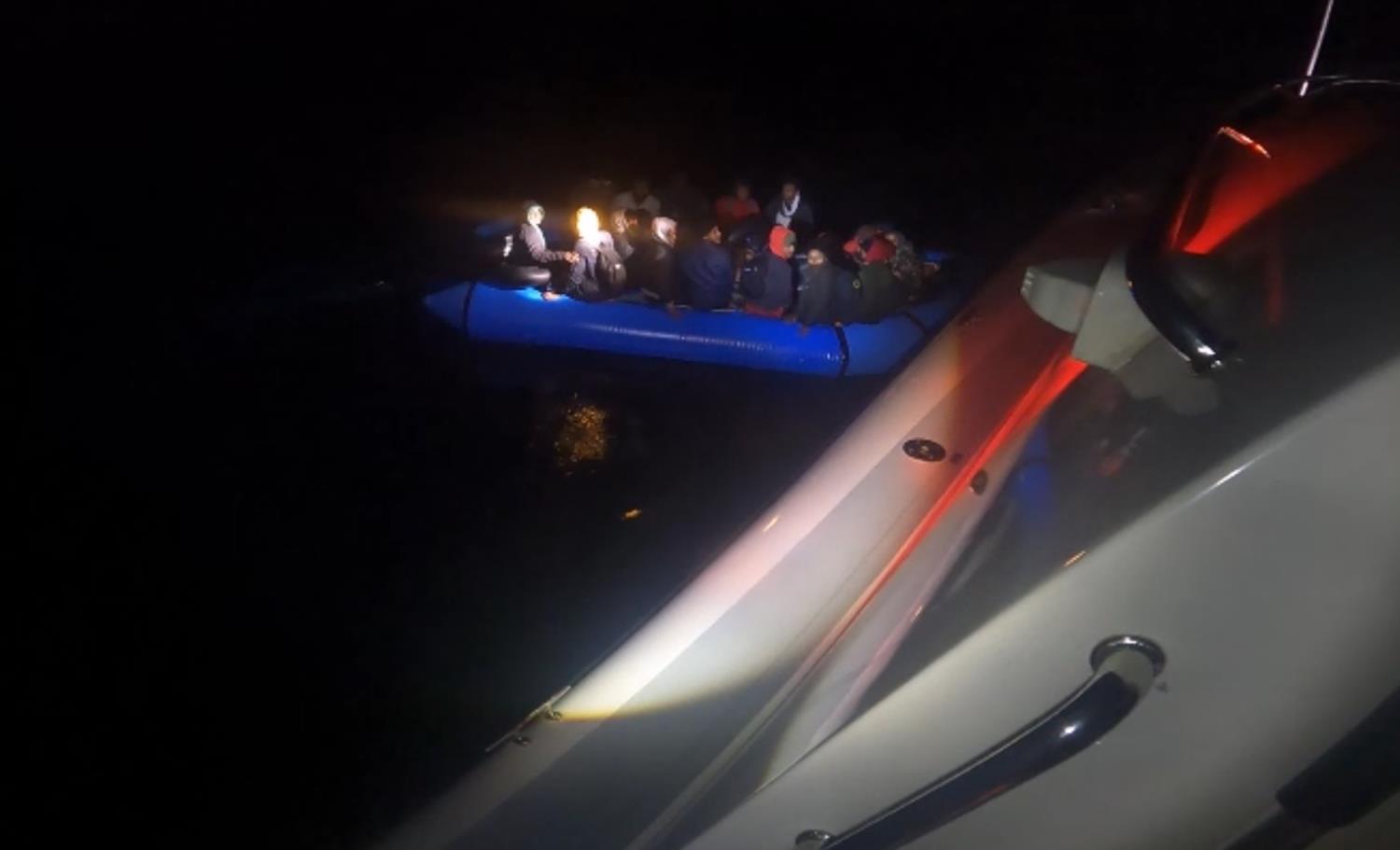 zmir aklarnda Trk kara sularna geri itilen 53 dzensiz gmen kurtarld