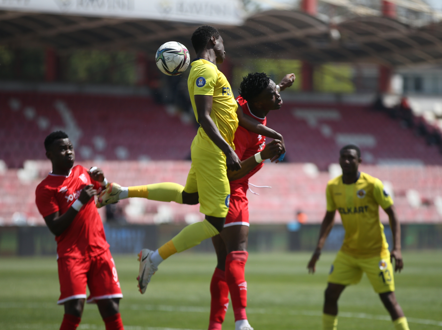 Menemenspor 90+5'te Bal�kesirspor'dan 1 puan� ald�