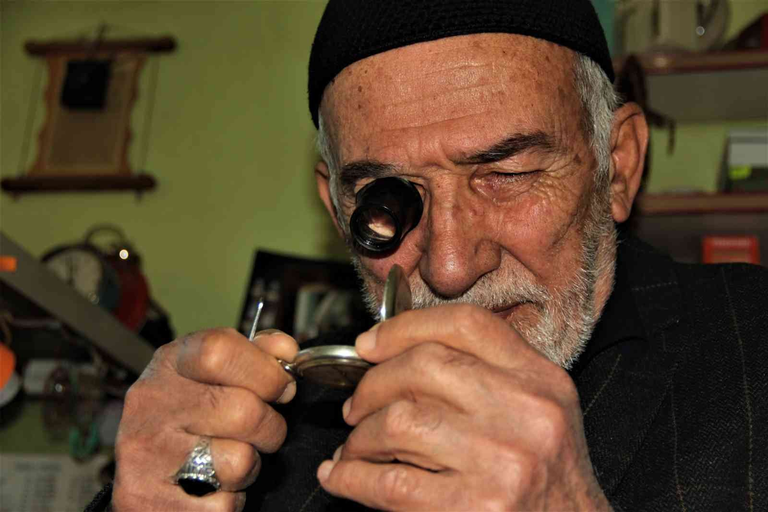 Yar�m as�rd�r 20 metrekarelik d�kk�nda 'zamana ayar' veriyor