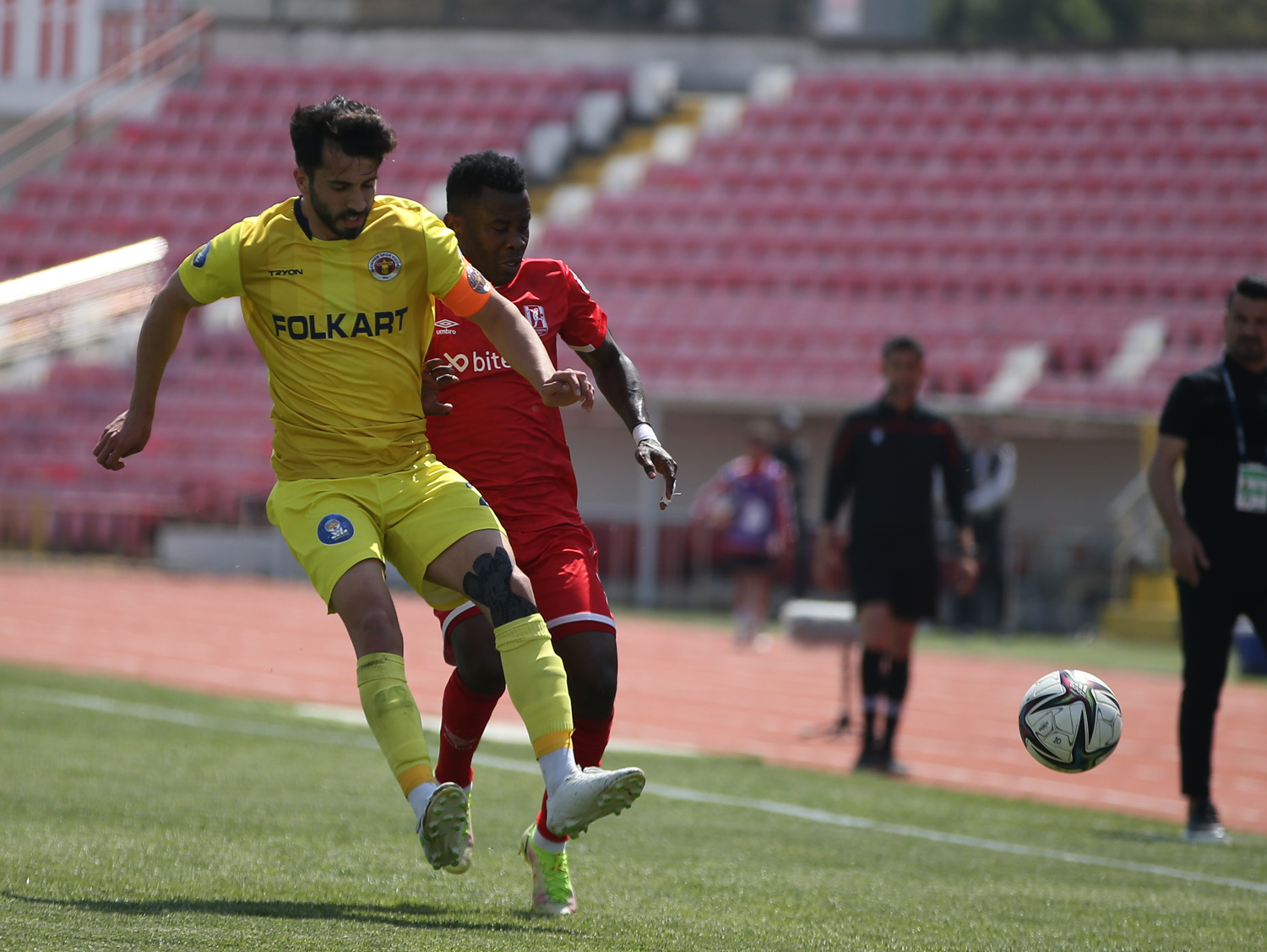 Menemenspor ate� hatt�na yakla�t�