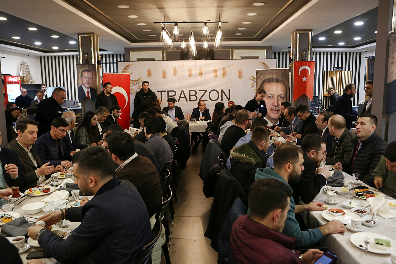 Ticaret Bakan� Mu�, Trabzon'da gen�lerle sahurda bir araya geldi
