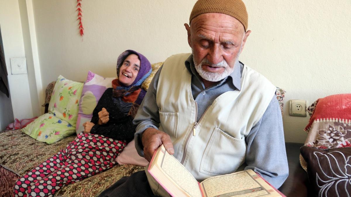82 yandaki Hasan dede 'eimin emaneti' dedii 45 yandaki engelli kzna bebek gibi bakyor