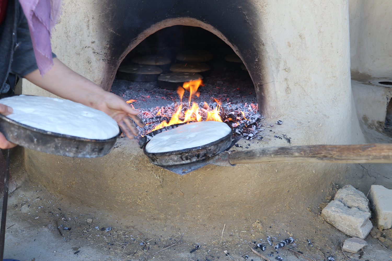 �nce zeytin a�ac� dallar� yak�larak pi�iriliyor! As�rlard�r ayn� tarifle haz�rlan�yor