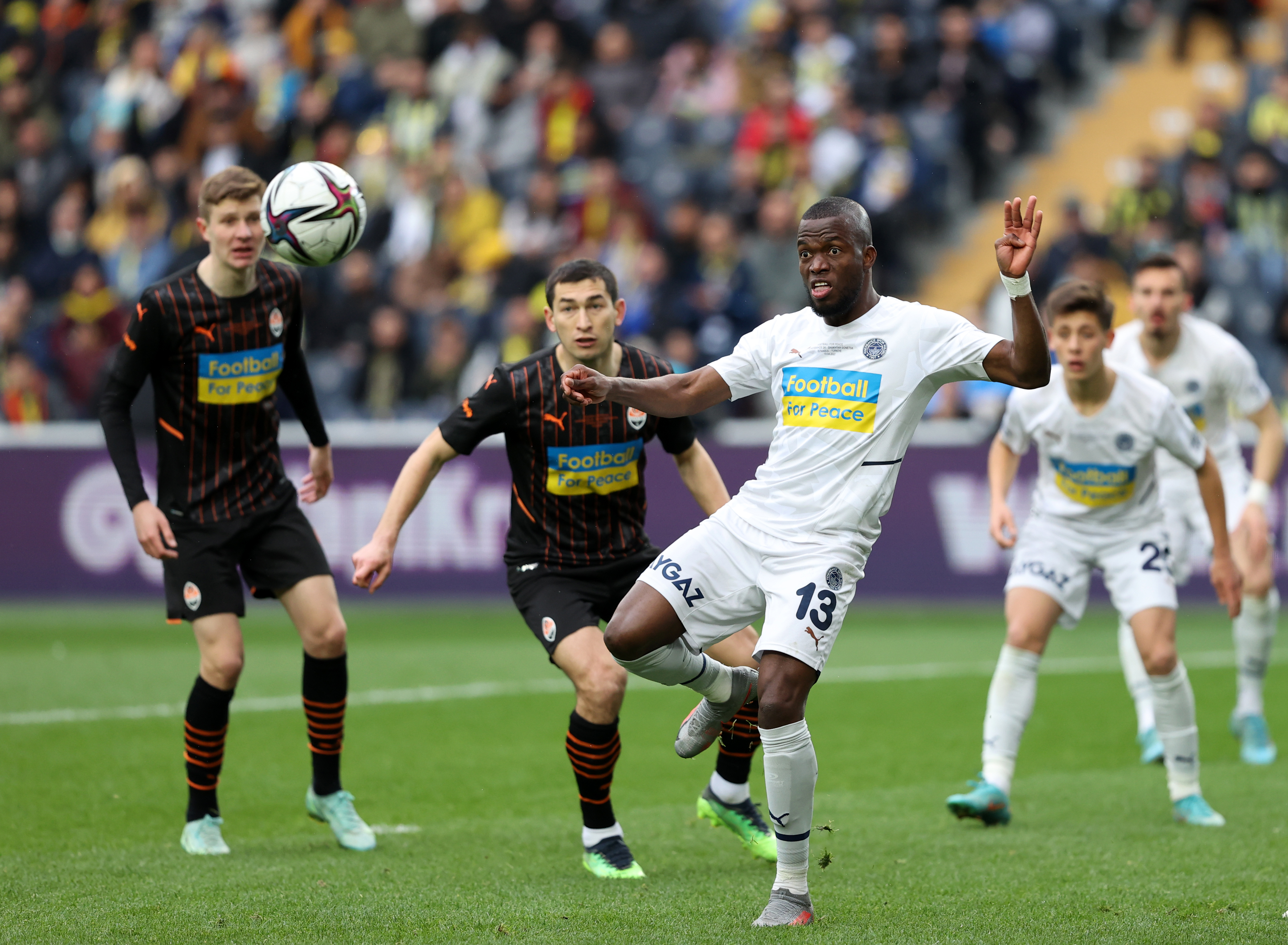 'Bar�� i�in futbol' temal� ma�ta Fenerbah�e, Shakhtar Donetsk'i yendi