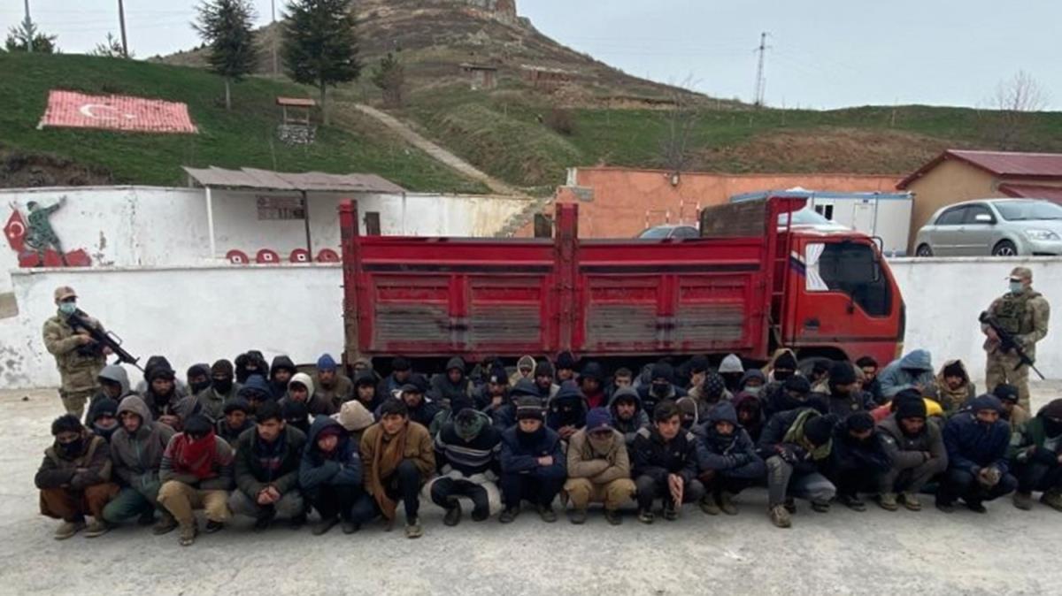 Bitlis'te iki arata yurda yasa d yollardan girdii tespit edilen 110 dzensiz gmen yakaland