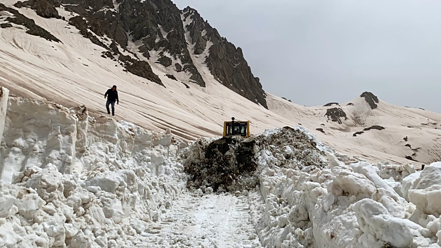 Hakkari'de �s b�lgesi yolunda metrelerce karla m�cadele s�r�yor