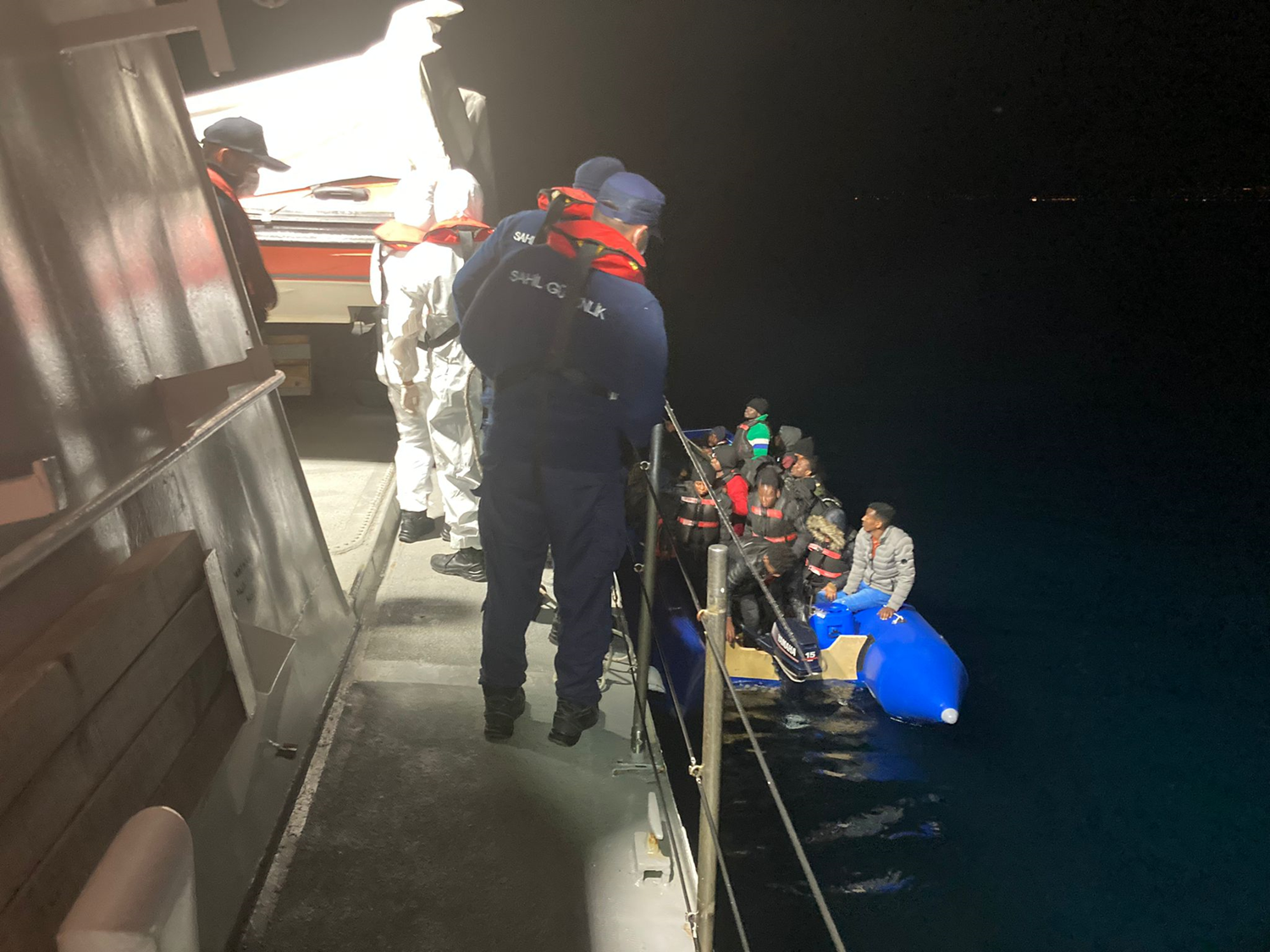 zmir aklarnda 22 dzensiz gmen kurtarld