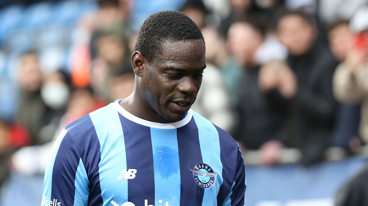 K�rm�z� kart g�ren Balotelli'den sitem! 'Baca��mdaki yaralar� da kendi kendime yapt�m'