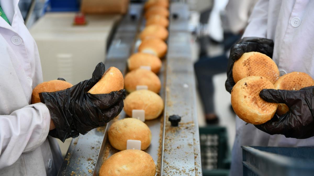 Lise rencilerinin elleriyle hazrlad ekmekler ramazanda ihtiya sahiplerine a oluyor