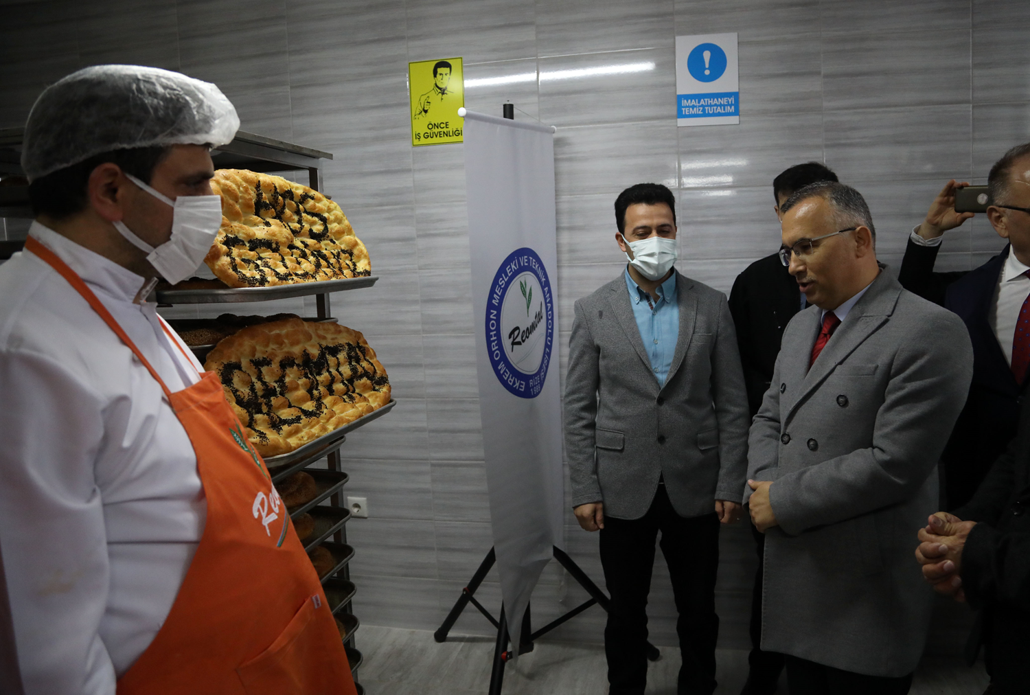 Meslek lisesi ��rencileri ihtiya� sahipleri i�in ekmek �retiyor