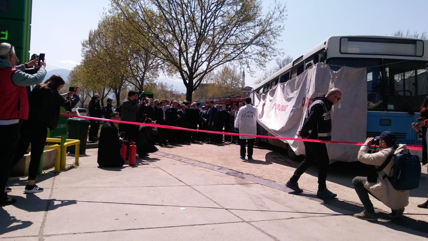 �nfaz koruma memurlar�n� ta��yan otob�se ter�r sald�r�s�... Bakanlar Soylu ve Bozda�'dan a��klama