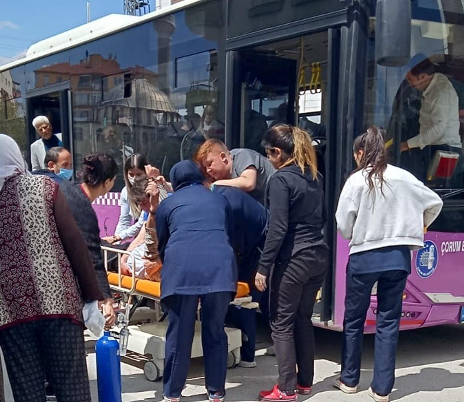 Epilepsi n�beti ge�iren yolcuyu halk otob�s� �of�r� hastaneye yeti�tirdi