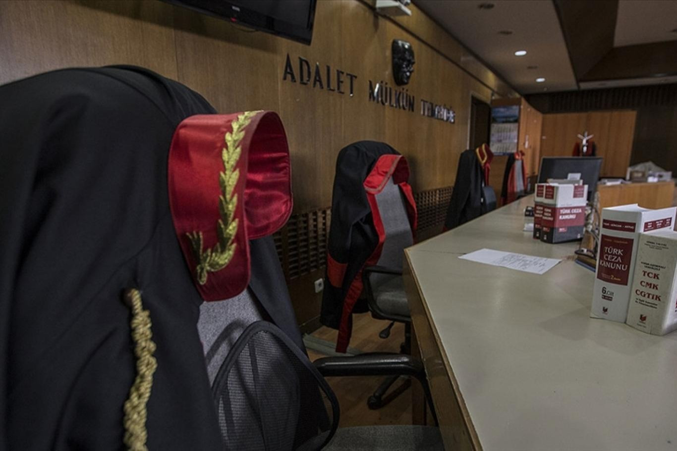 Hakim ve savc�lar i�in haz�rlanan 'Sosyal Medya Kullan�m Rehberi' Resmi Gazete'de yay�mland�