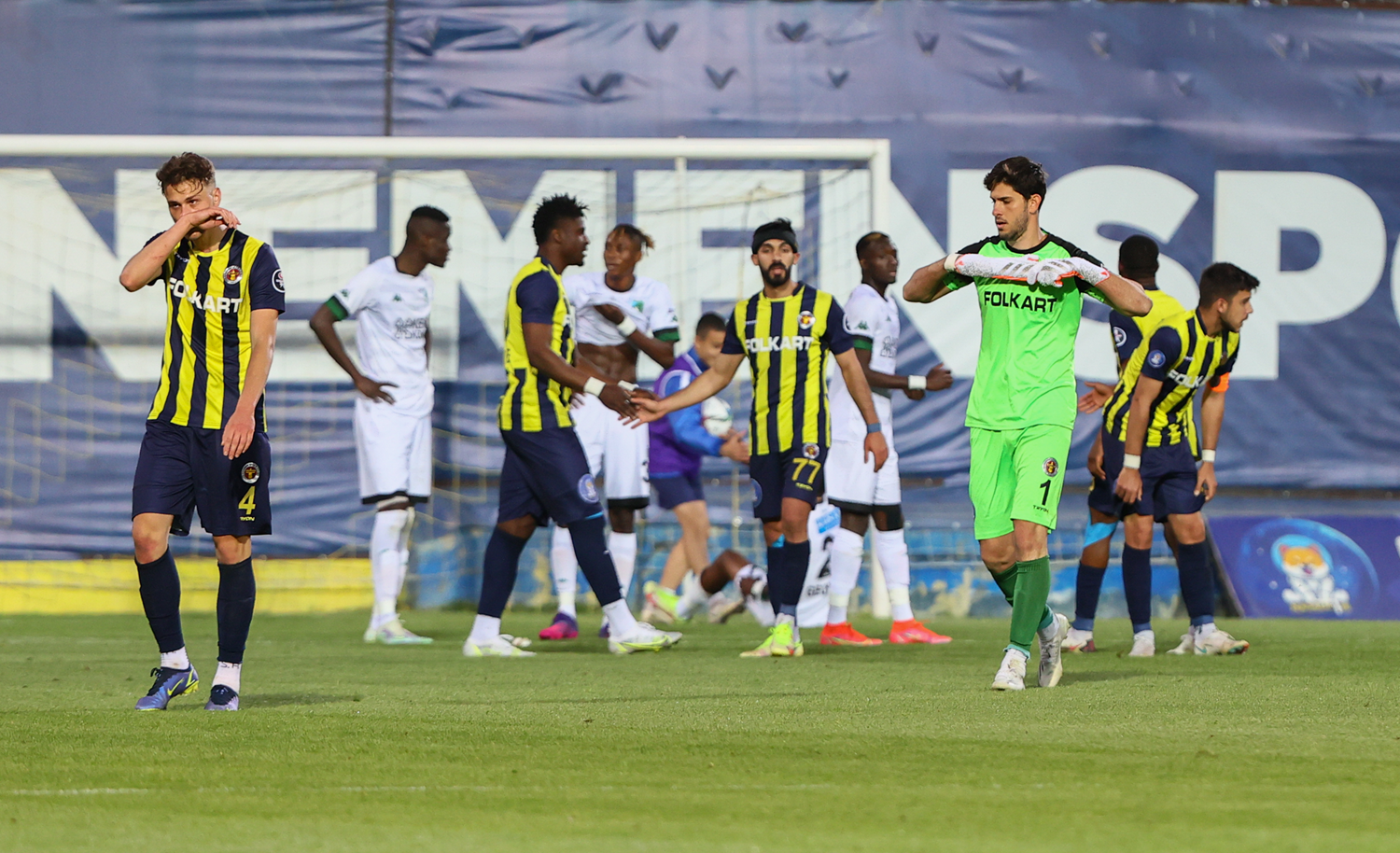 Menemenspor ate� hatt�ndan ��kam�yor