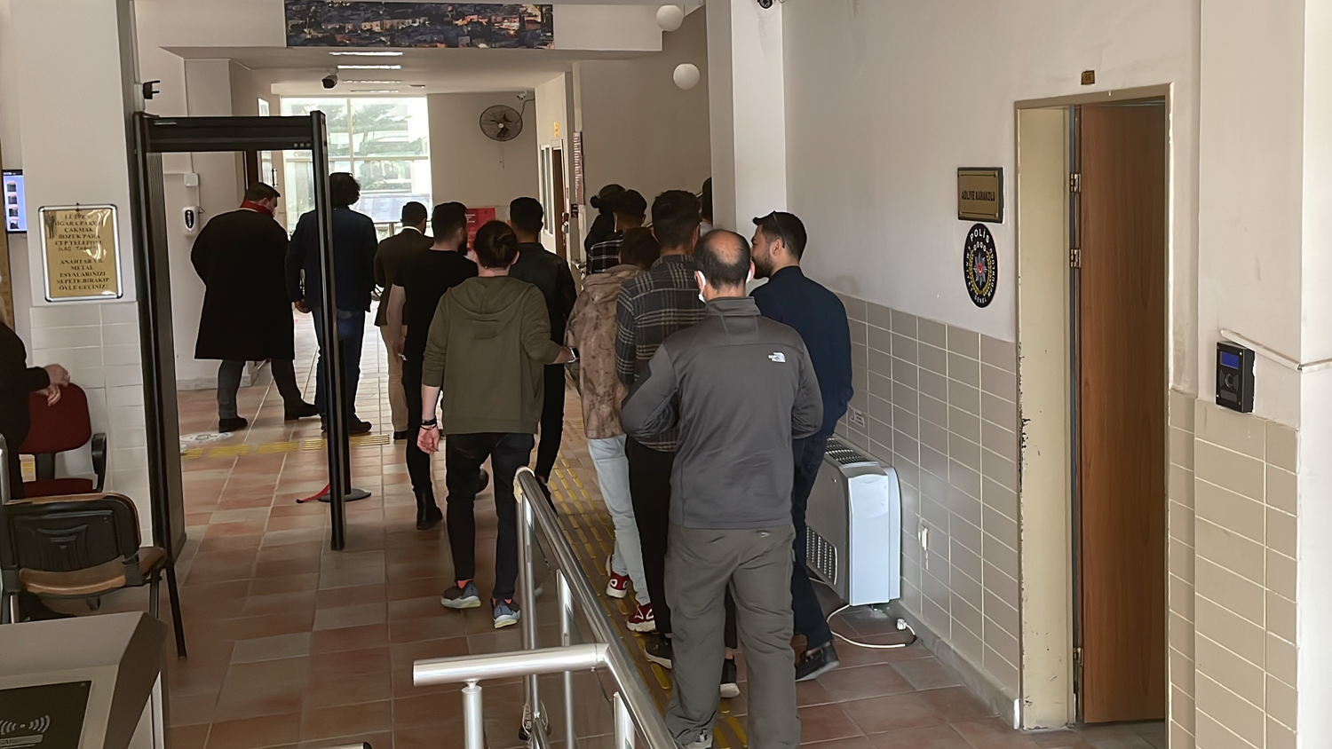 Ter�r propagandas� yapanlara operasyon: 8 g�zalt�
