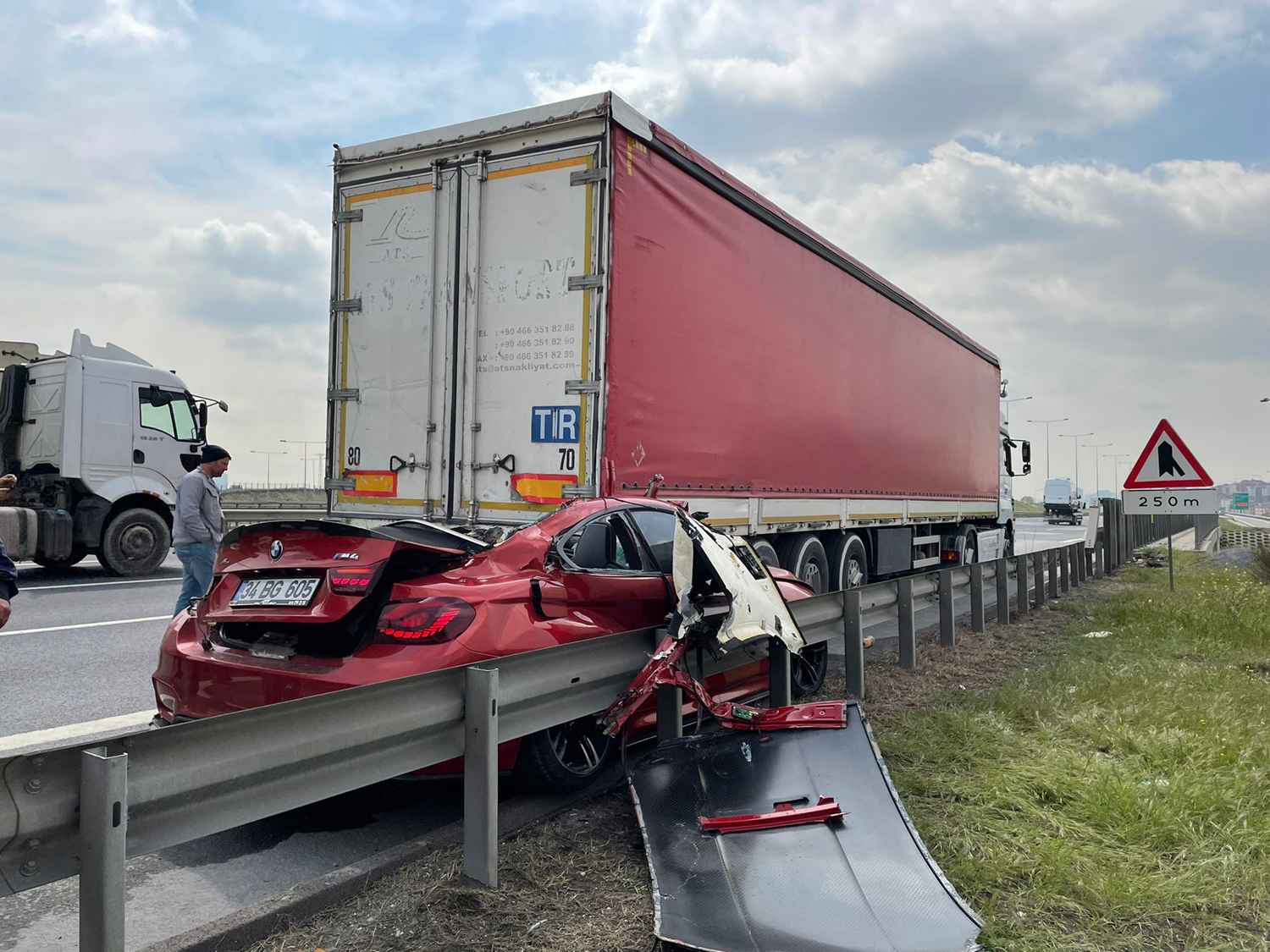 T�ra arkadan �arpan otomobildeki kad�n hayat�n� kaybetti