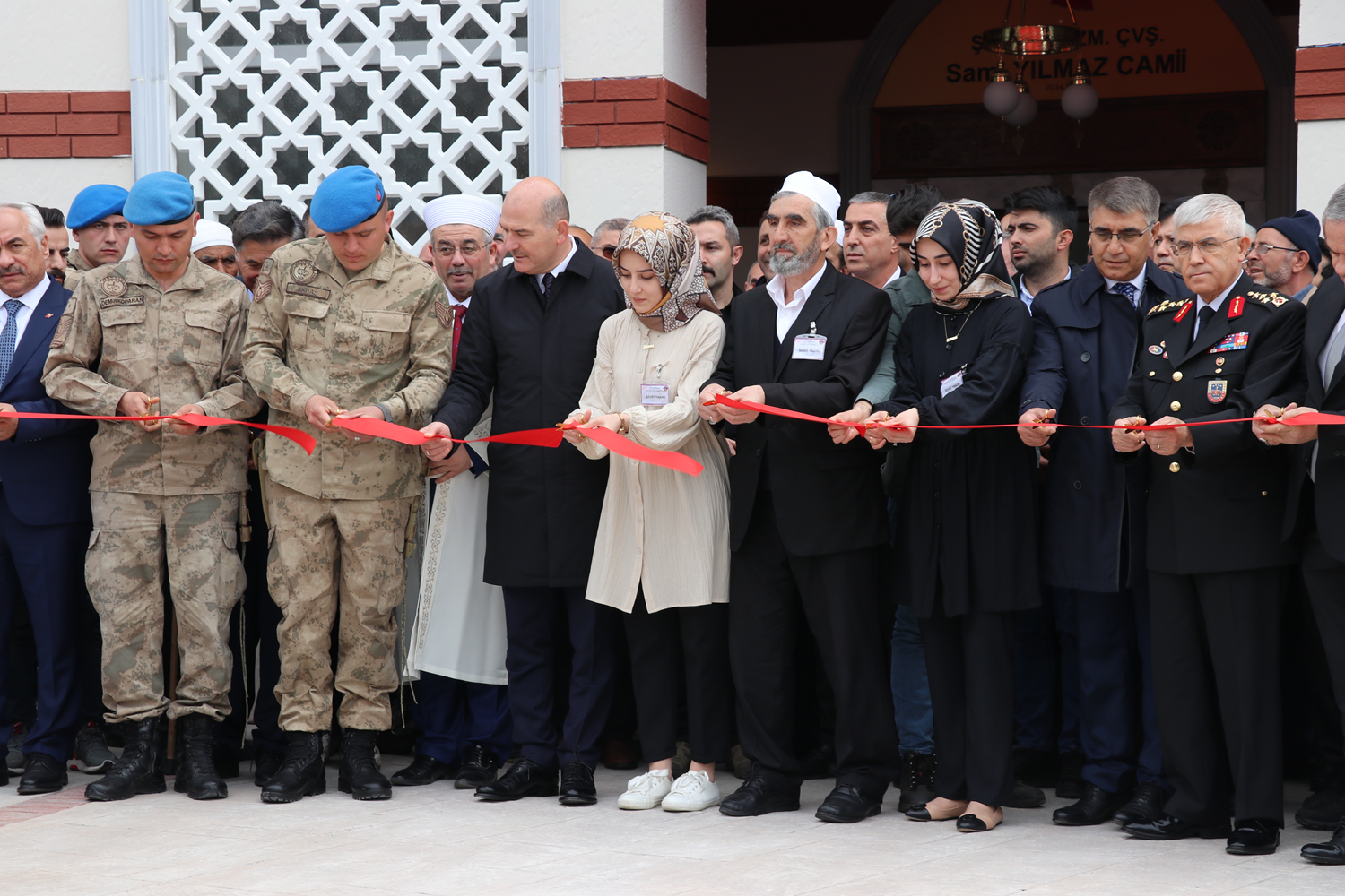 Bakan Soylu �ehidin ad�n� ta��yan caminin a��l���n� ger�ekle�tirdi