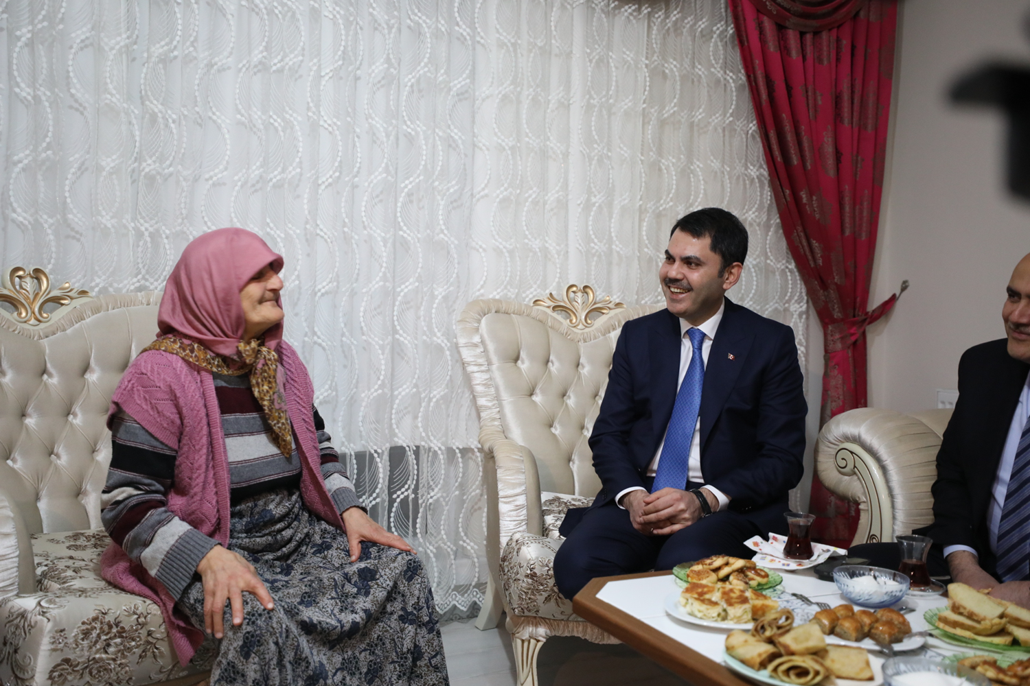 �evre, �ehircilik ve �klim De�i�ikli�i Bakan� Kurum, iki aileyi evlerinde ziyaret etti