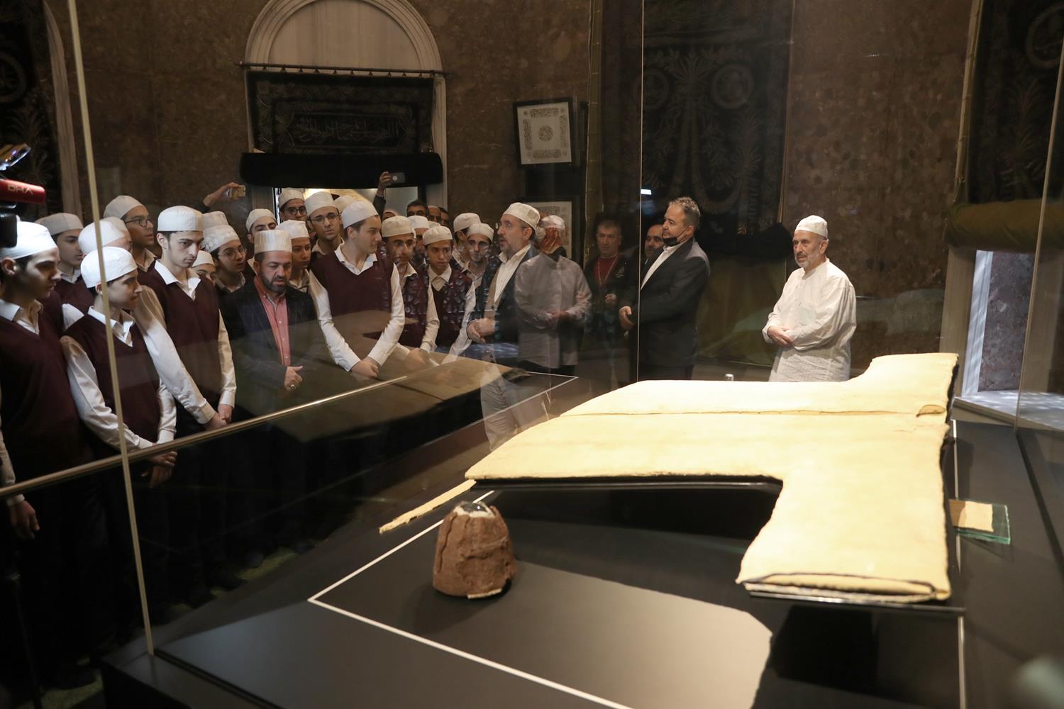 H�rka-i �erif 2 y�l aradan sonra yeniden ziyarete a��ld�